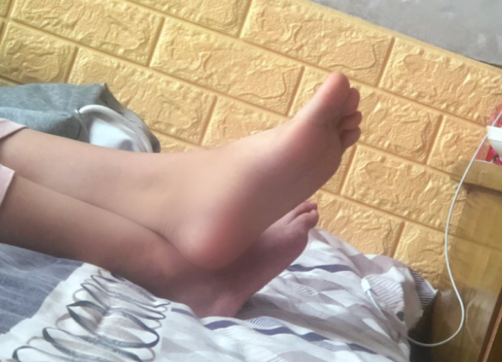 偷拍表姐的骚脚