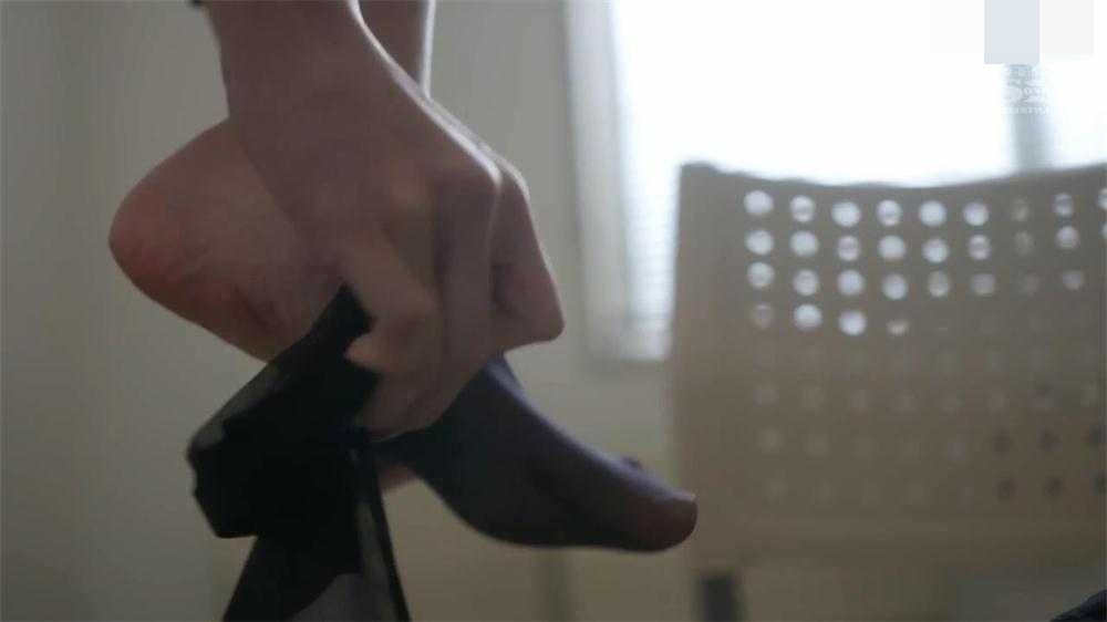 迷恋美女教师黑丝脚被窝里舔舐