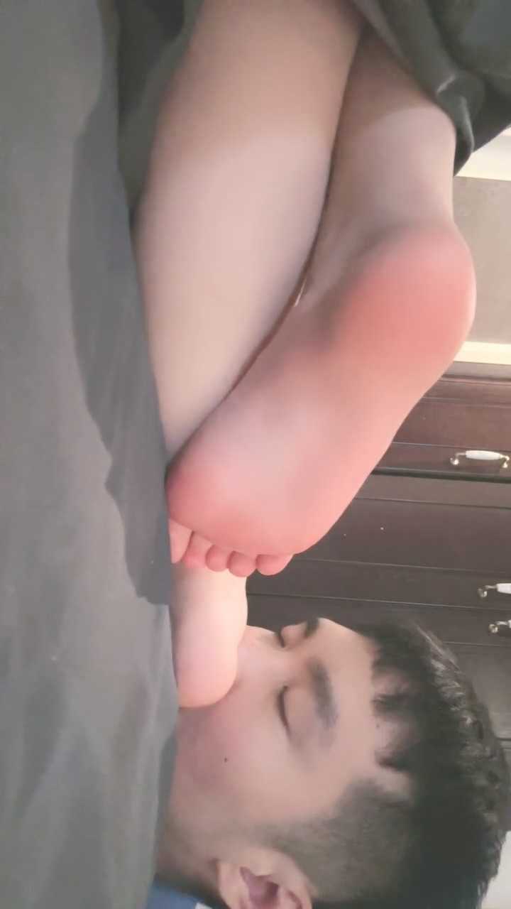 偷偷舔吃熟睡美女棉袜裸足