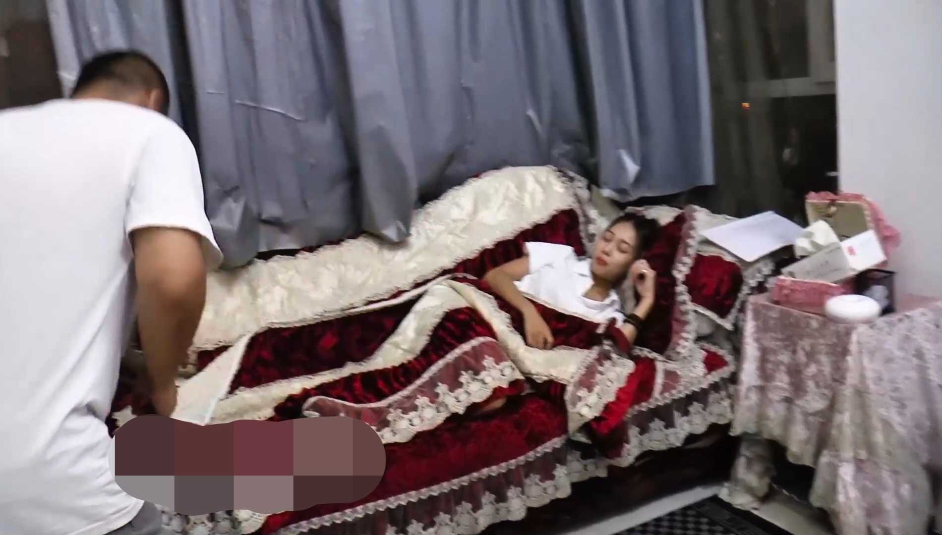 冰时代-偷舔女朋友和护士闺蜜的丝袜脚