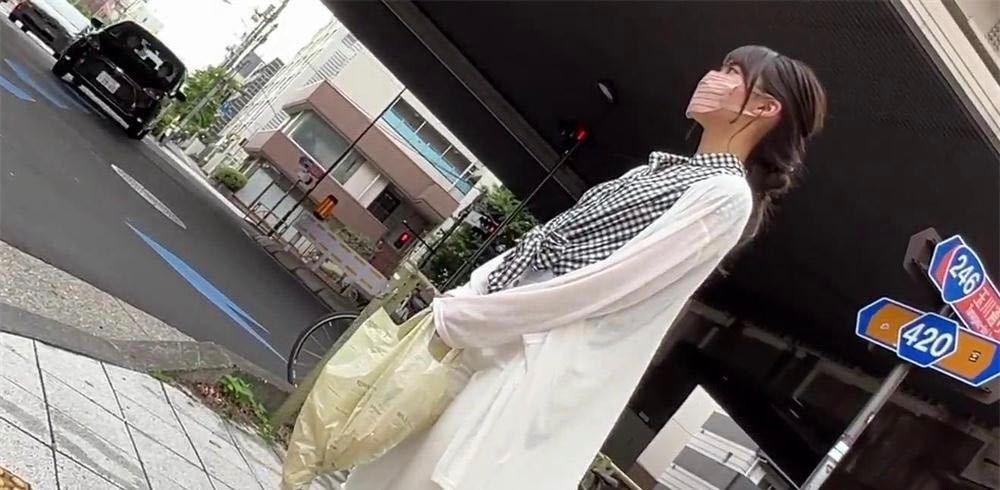 尾随帆布鞋妹子放倒品尝裸足