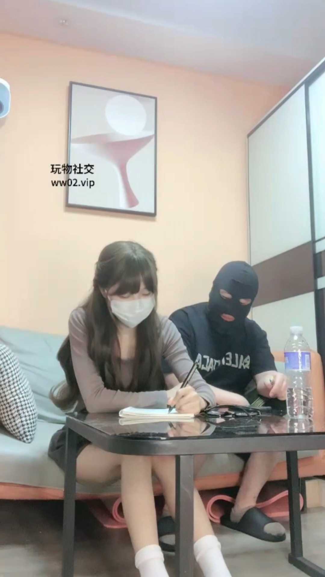 鹿可-剧情  用打火机静止时间后舔脚