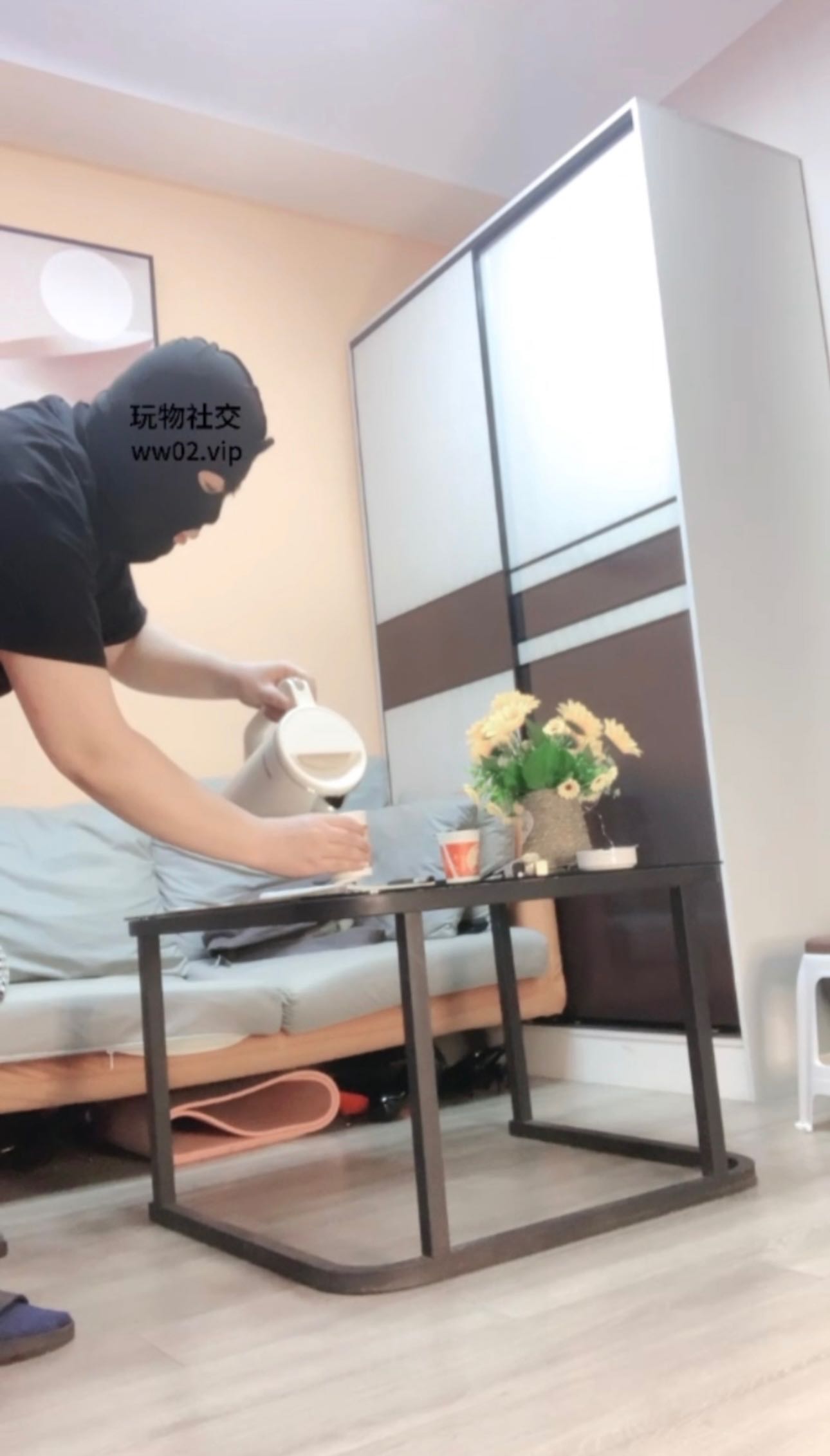 鹿可-美女晕倒后被舔足