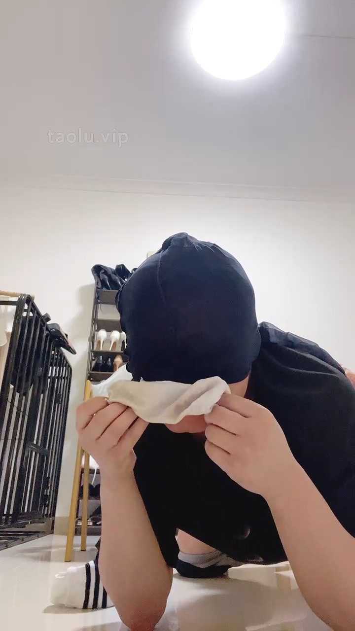 偷闻袜子被发现，赏赐舔裸足