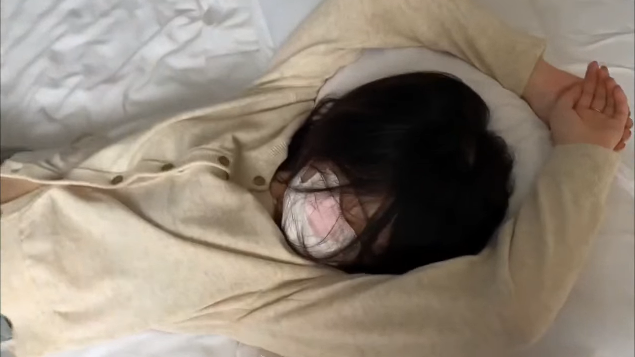 【真实】爽玩熟睡女高嫩脚