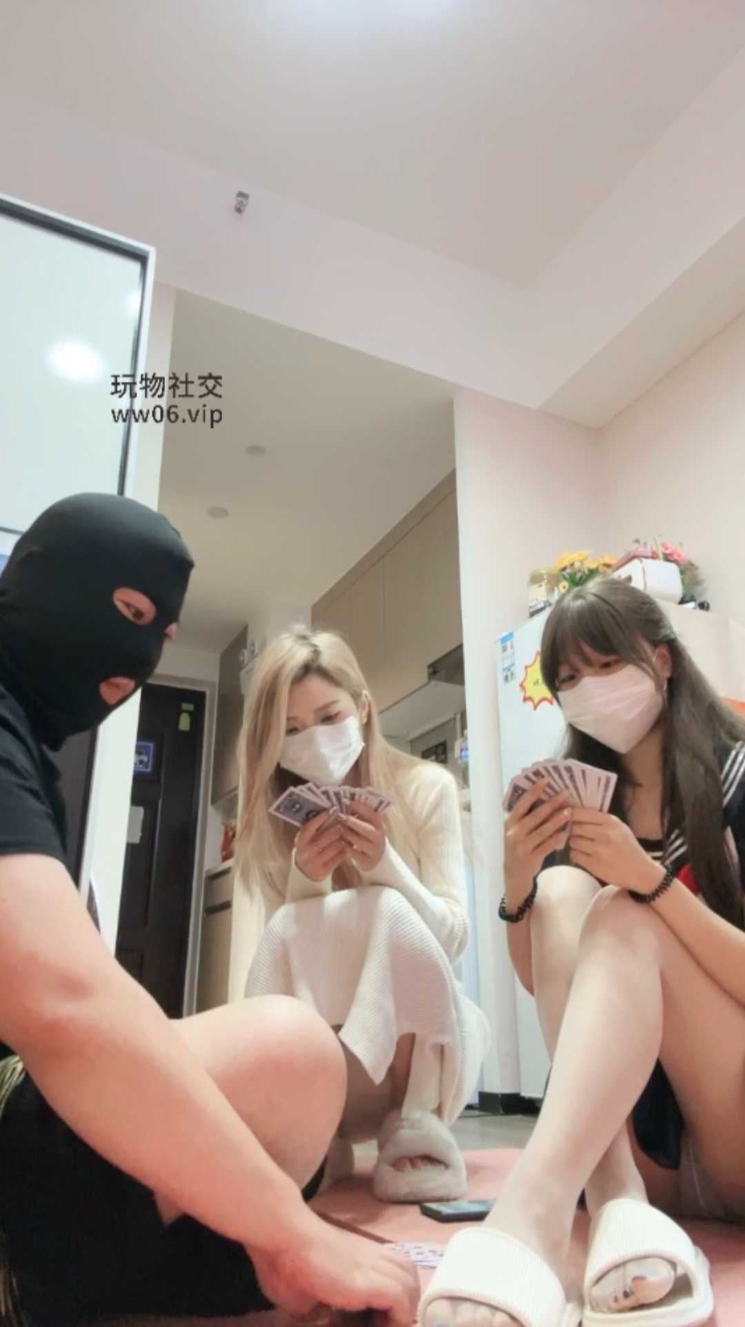 鹿可-姐妹花打牌输了被惩罚舔脚