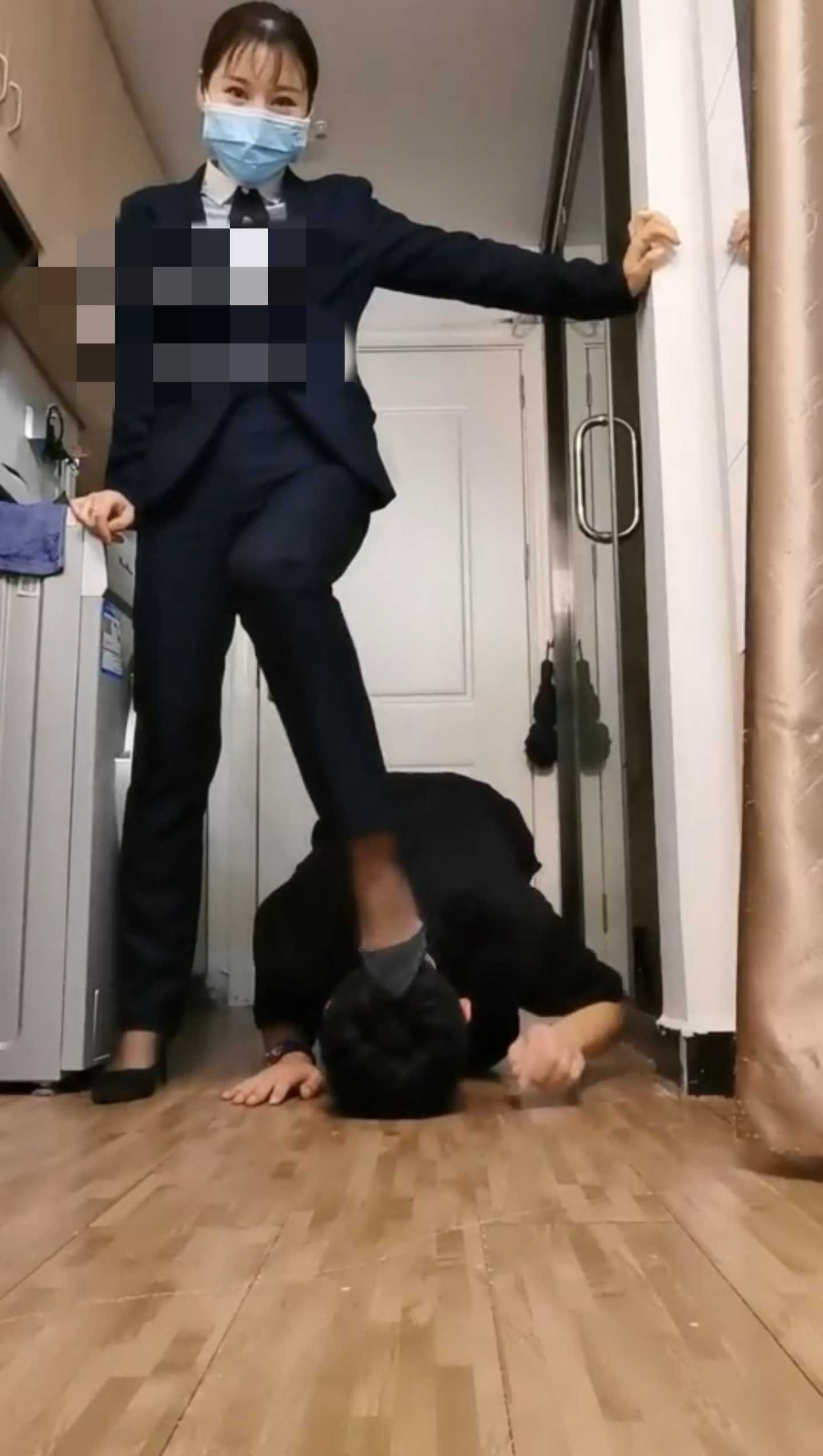 刚下班的珠宝店销售就被约来舔脚