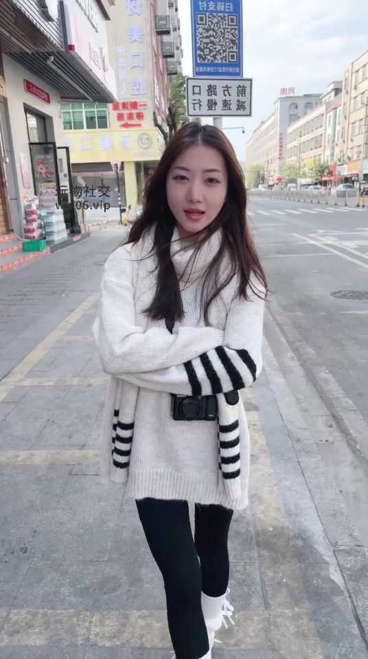 美女街边随机选路人到足疗店开发舔脚