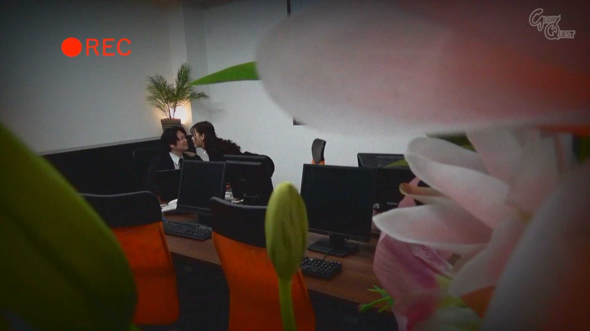 女生公司偷情被领导发现，以开除要挟舔丝袜脚