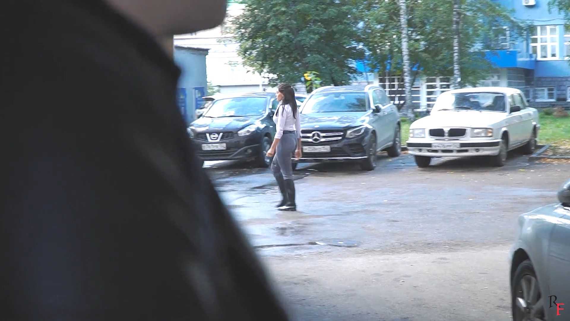 欧美-男子跟踪女子回家，强行捆绑舔脚