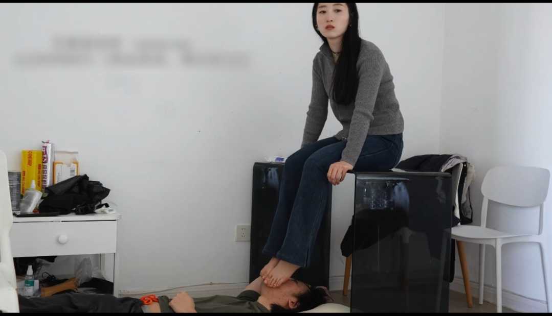 苗疆美女秦歌坐桌上无意识踩脸舔脚