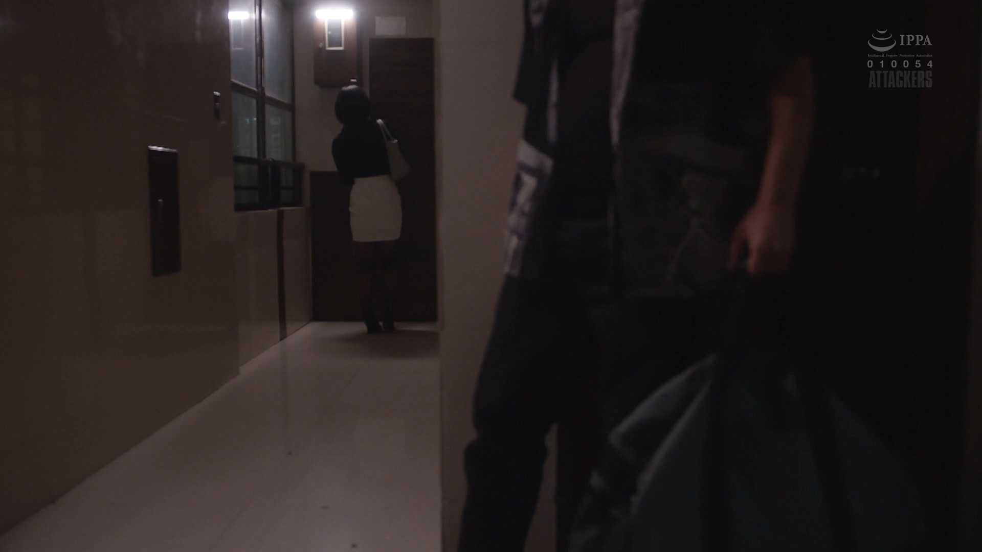 男子深夜跟踪女生进屋内舔脚