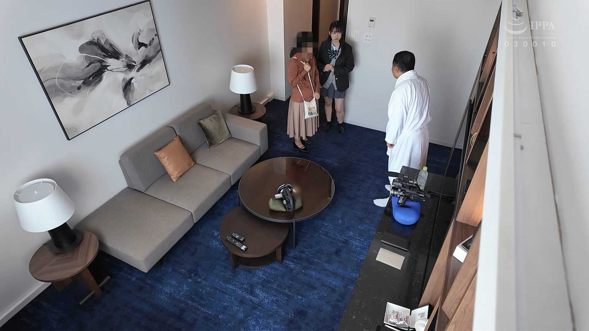 女子为了还债，将自己上学的女儿献给债主舔脚