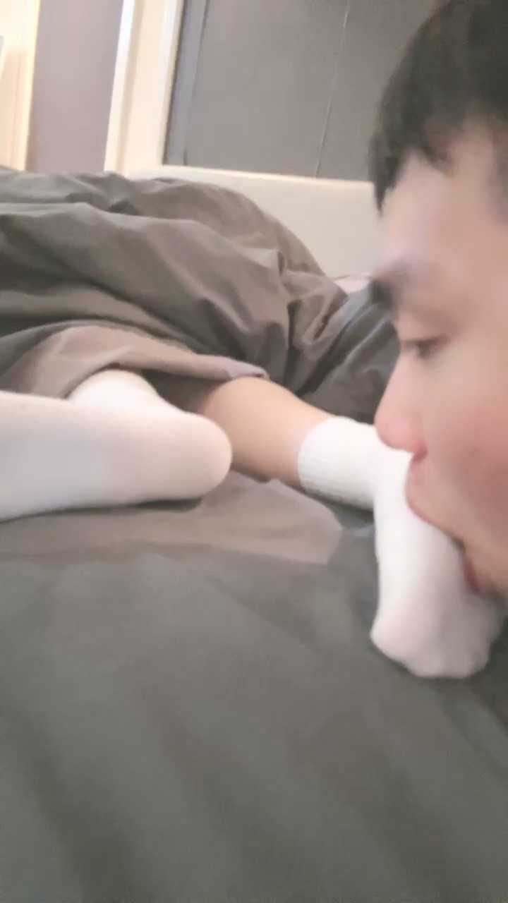 偷偷舔吃熟睡美女的白袜裸足