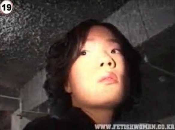 韩国-肉丝美女被尾随车内舔脚
