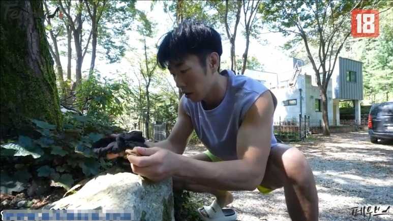 韩国 丝袜小偷入室舔脚